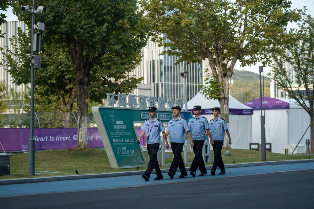 民警在亚运场馆周边巡逻。张叶摄