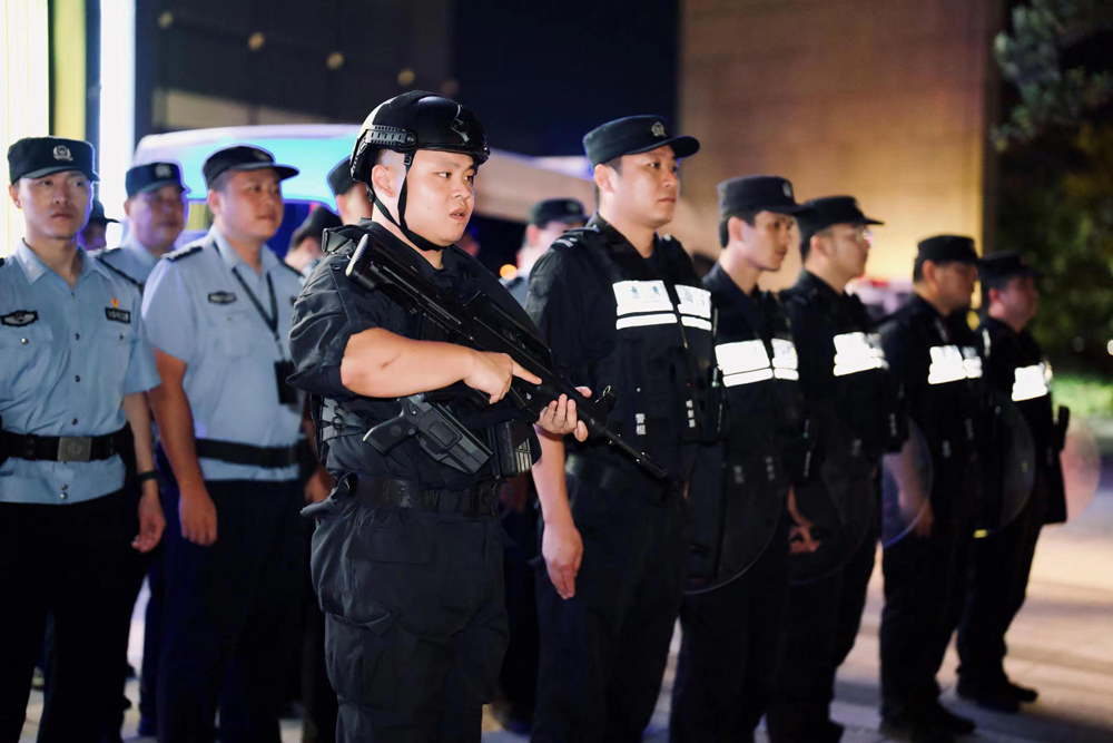 特警开展“铸盾”行动。张叶摄