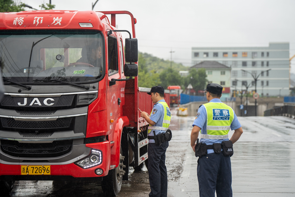 民警加强大货车检查，保障交通安全。张叶摄