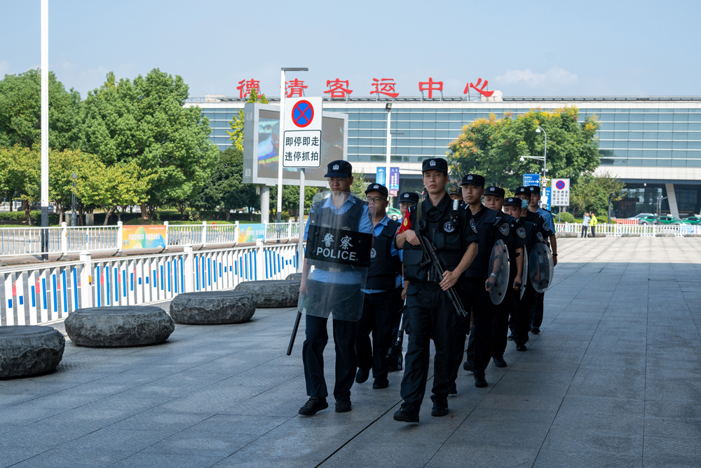 公安联合武警开展武装巡逻。张叶摄