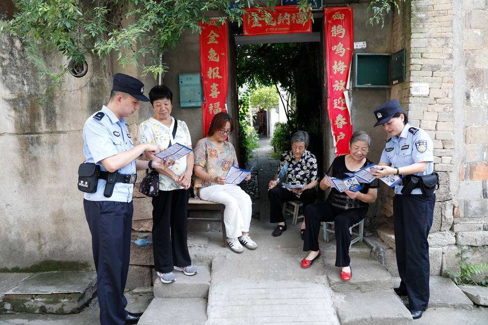 民警开展便民安全宣传活动。胡昌清摄