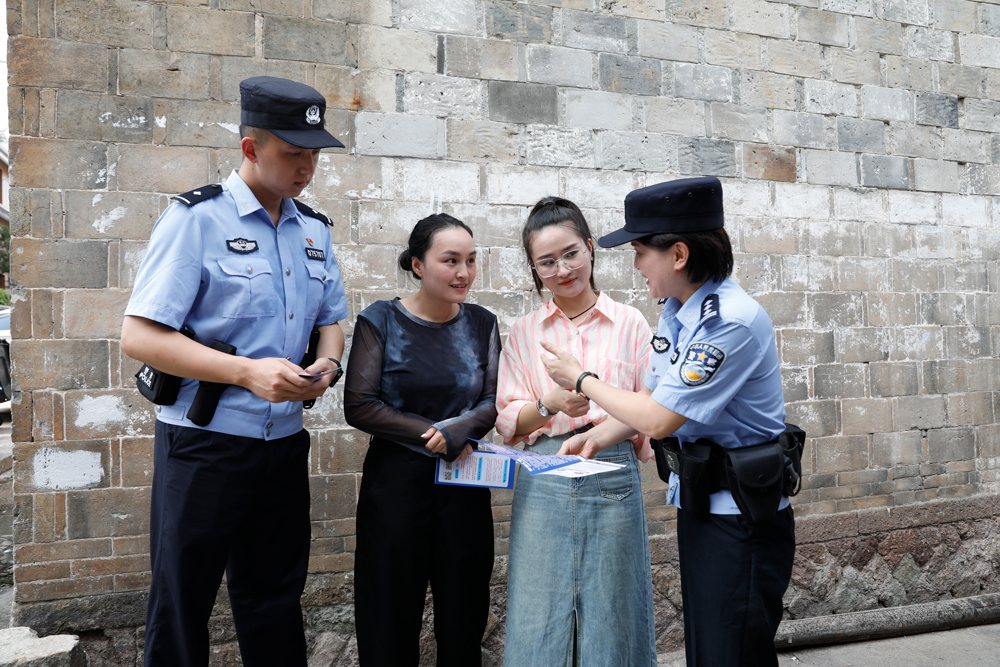 民警开展便民安全宣传活动。胡昌清摄