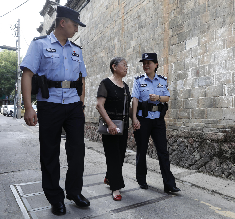 民警开展便民安全宣传活动。胡昌清摄