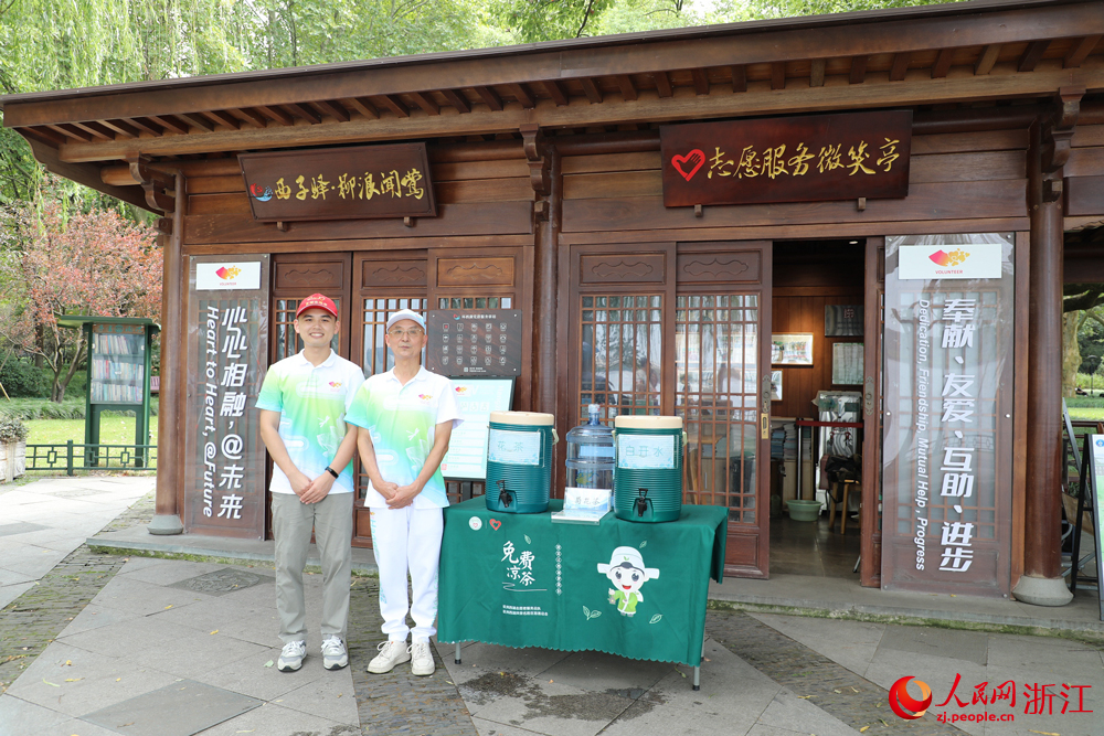 日前，杭州市西湖景區21個亞運城市志願服務站點已全部“開門迎賓”。人民網 方彭依夢攝