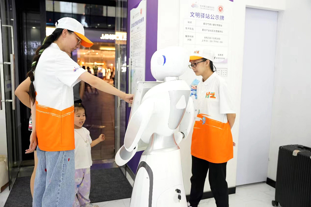 亞運城市志願者為市民游客提供咨詢服務。黃哲君攝