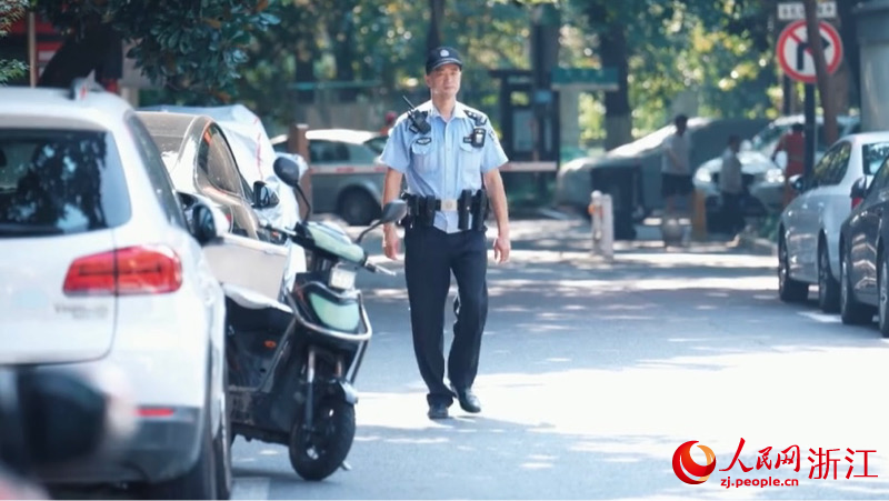 尹学荣日常走访。人民网 秦铭泽摄