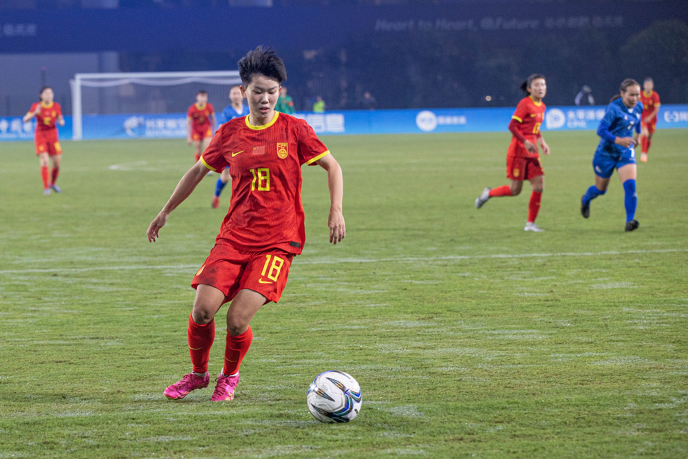 9月22日晚，杭州第19屆亞洲運動會足球女子A組比賽在杭州臨平體育中心開賽。張武軍攝