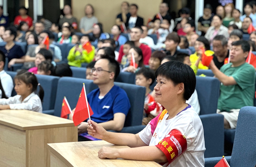 9月23日晚，居民集体观看亚运会开幕式。杭州市钱塘区白杨街道供图