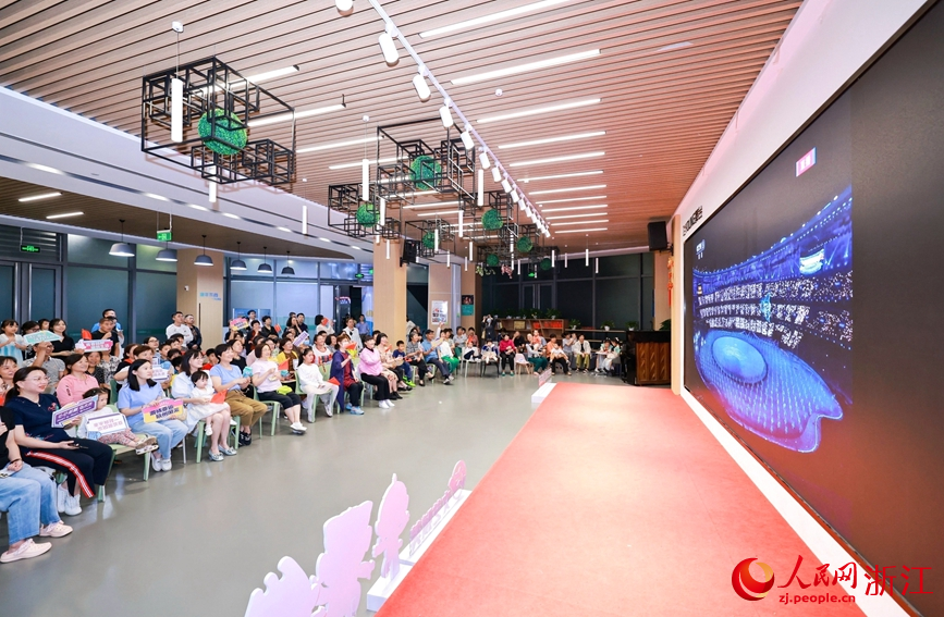 9月23日晚，杭州市上城区彭埠街道居民共同观看亚运会开幕式直播。人民网 方彭依梦摄