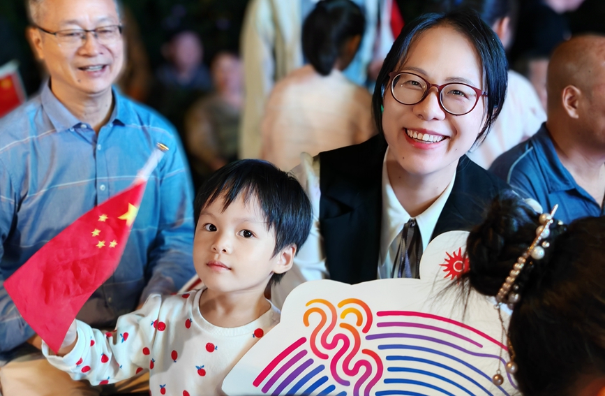 杭州市民聚集在钱塘江边的“领潮驿站”观看亚运会开幕式。杭州市上城区九堡街道供图