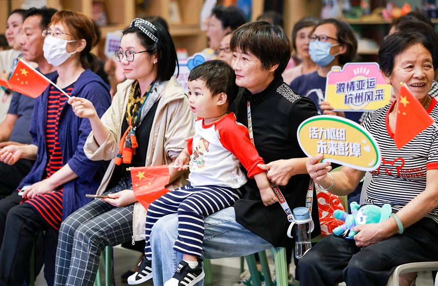 市民们共同沉浸在亚运的欢乐氛围中。杭州市上城区彭埠街道供图