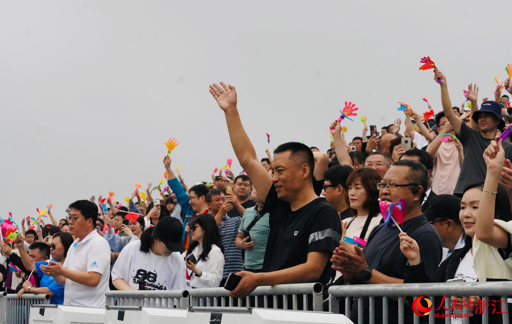 现场观众热情高涨。人民网 刘欣蔚摄