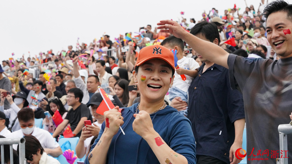 现场观众热情高涨。人民网 刘欣蔚摄