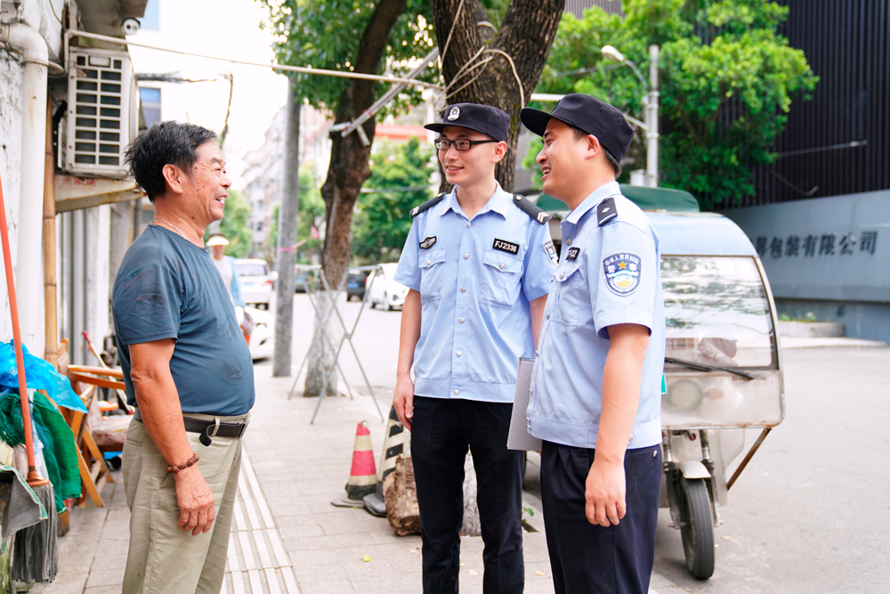 公安民警面向群眾開展針對性宣傳教育。梅彧攝
