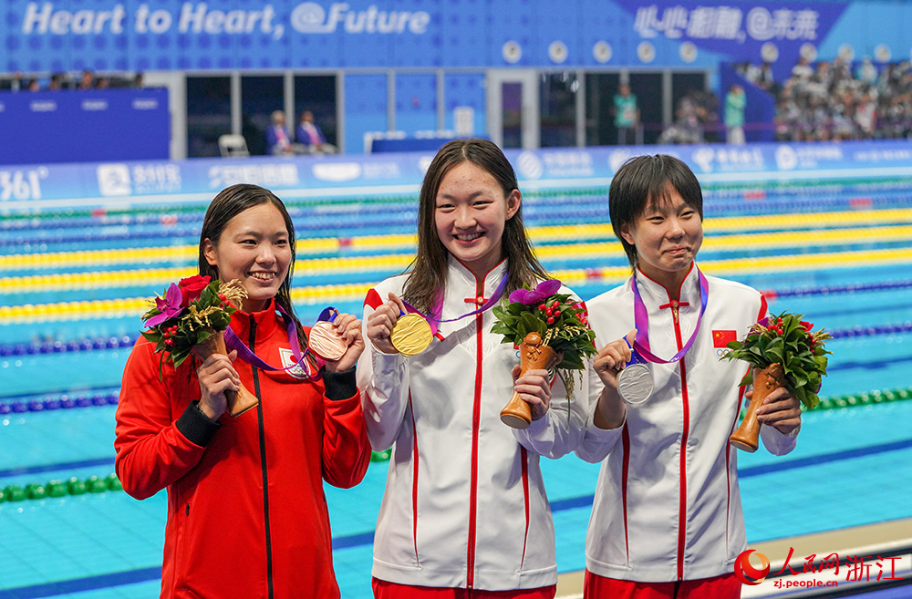 9月24日，杭州亚运会游泳项目开赛，中国队选手李冰洁（中）夺得女子1500米自由泳冠军。人民网  章勇涛摄