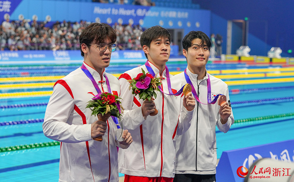 9月24日，杭州亞運會游泳項目開賽，中國隊選手潘展樂（中）奪得男子100米自由泳冠軍。人民網 章勇濤攝