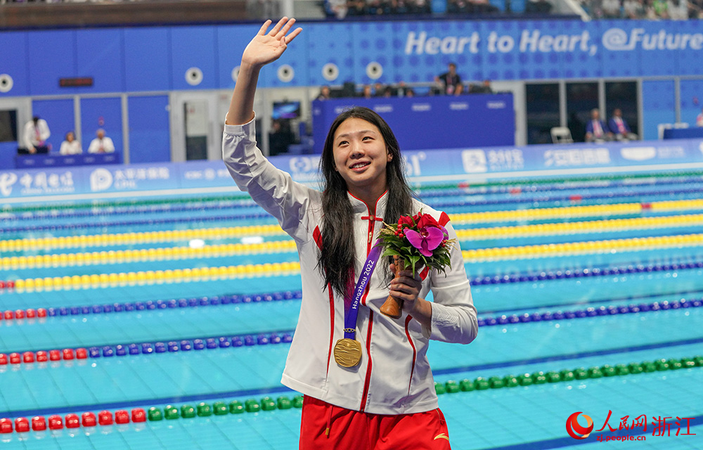 9月24日，杭州亚运会游泳项目开赛，中国队选手唐钱婷夺得女子50米蛙泳冠军。人民网 章勇涛摄