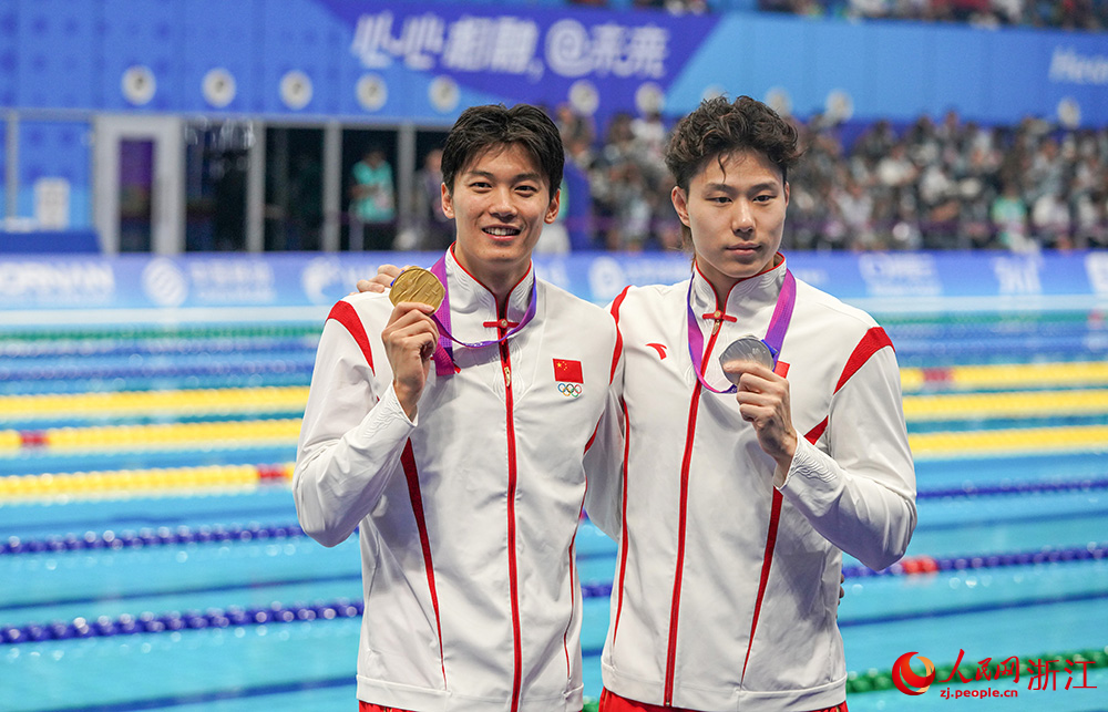 9月24日，杭州亞運會游泳項目開賽，中國隊選手汪順（左）奪得男子200米混合泳冠軍。人民網 章勇濤攝