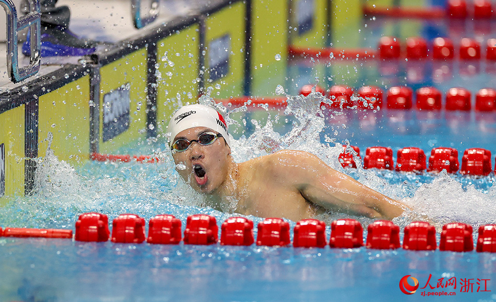 9月24日，杭州亚运会游泳项目开赛。图为中国队选手汪顺正在参加杭州亚运会男子200米混合泳决赛。人民网 章勇涛摄