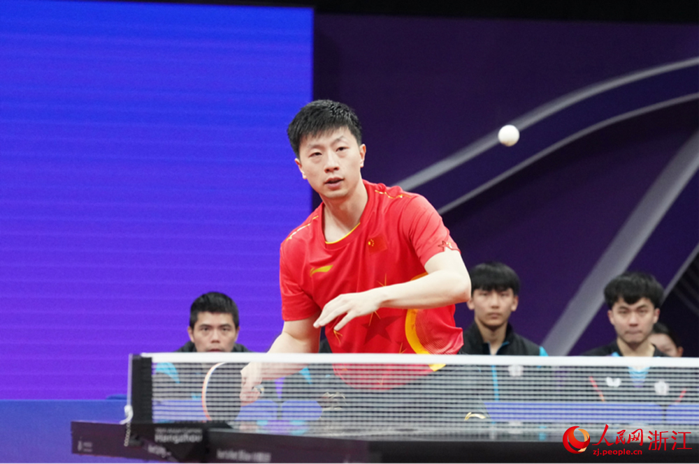 中國乒乓球運動員馬龍正在比賽。人民網 陳陸洵攝