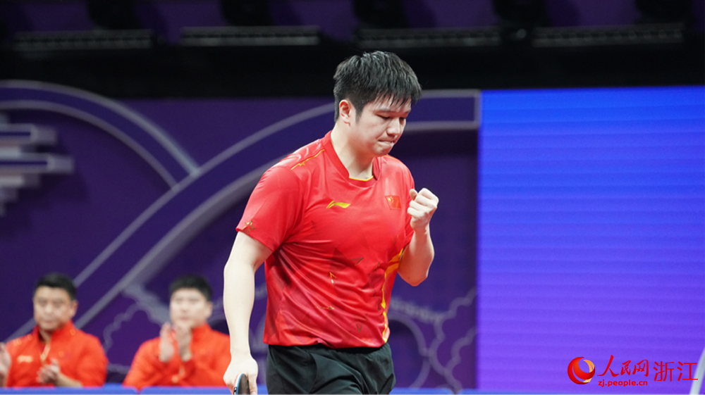 中國乒乓球運動員樊振東贏球后為自己打氣。人民網 陳陸洵攝