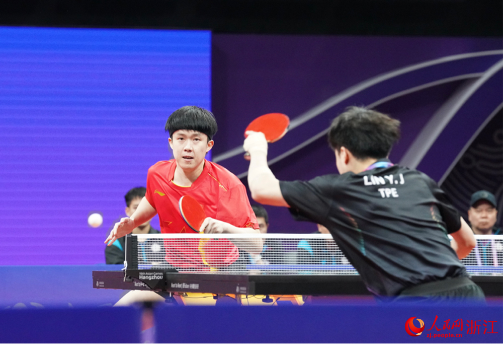 中國乒乓球運動員王楚欽正在比賽。人民網 陳陸洵攝