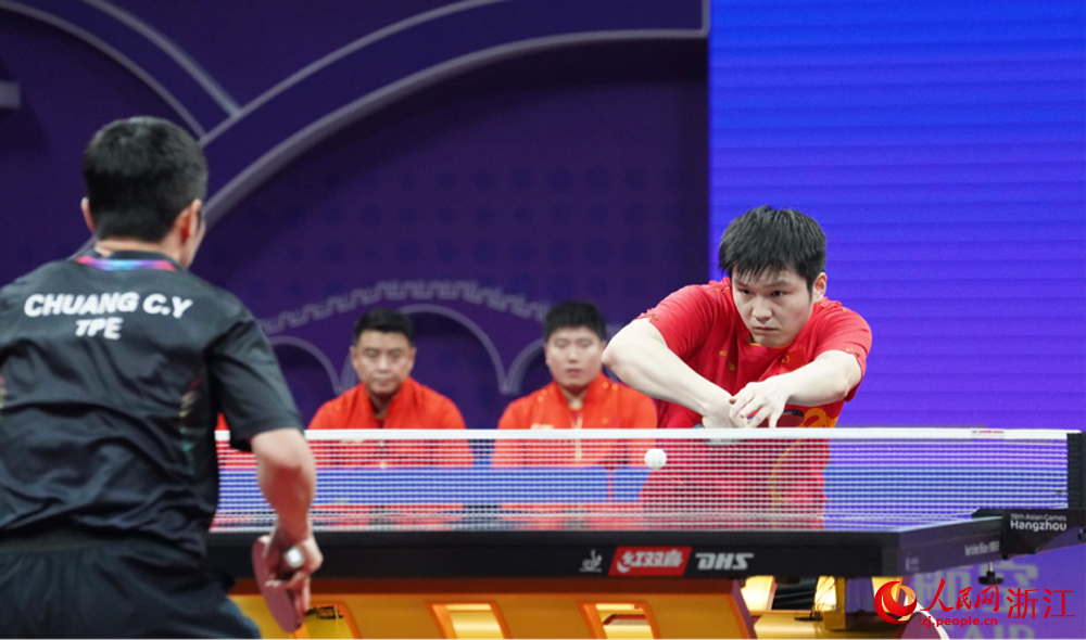 中國乒乓球運動員樊振東正在比賽。人民網 陳陸洵攝