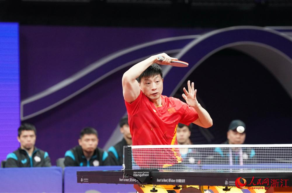 中國乒乓球運動員馬龍正在比賽。人民網 陳陸洵攝