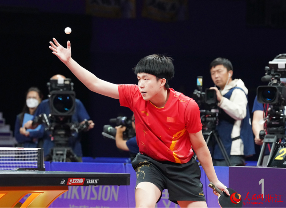 中國乒乓球運動員王楚欽正在比賽。人民網 陳陸洵攝
