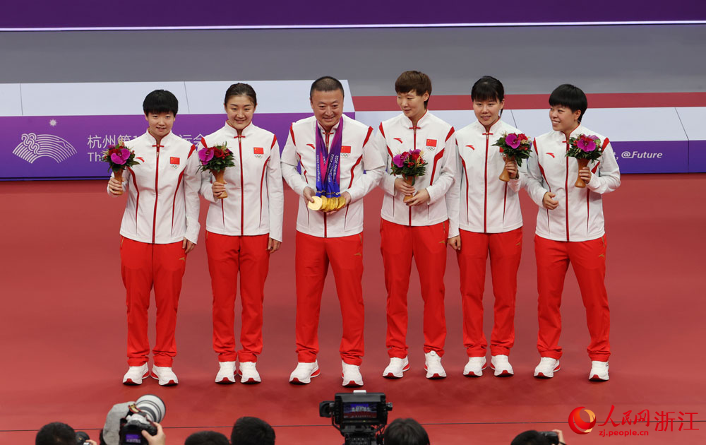 国乒女团夺得女子团体金牌，实现亚运会女团五连冠。人民网 章勇涛摄