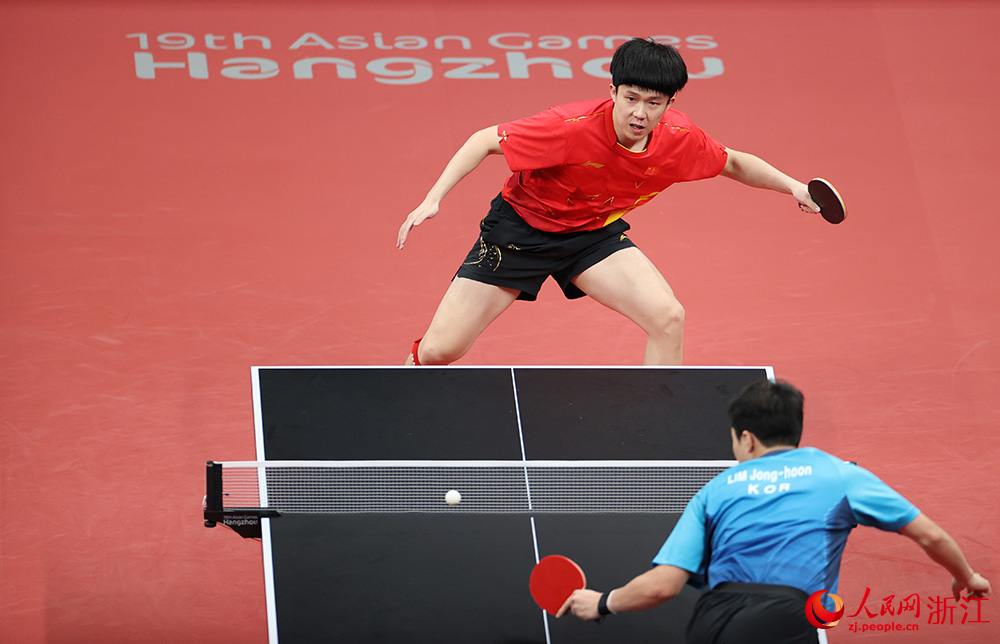 9月26日，中国队选手王楚钦在比赛中。人民网 章勇涛摄