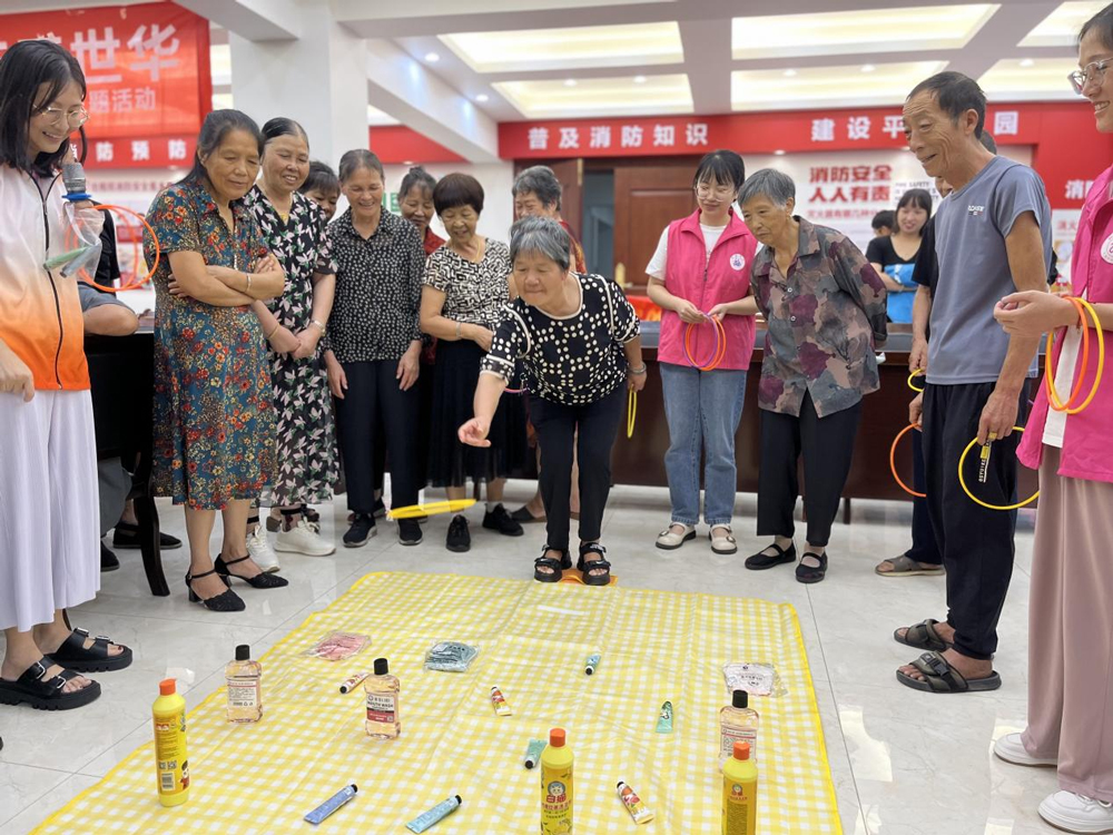 老年人參加“溫情投壺”游戲。李美嬌攝