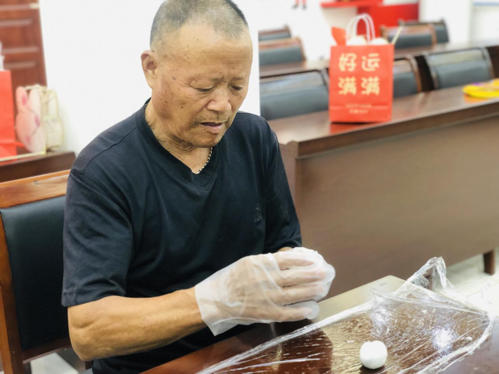 老年人制作冰皮月餅。李美嬌攝