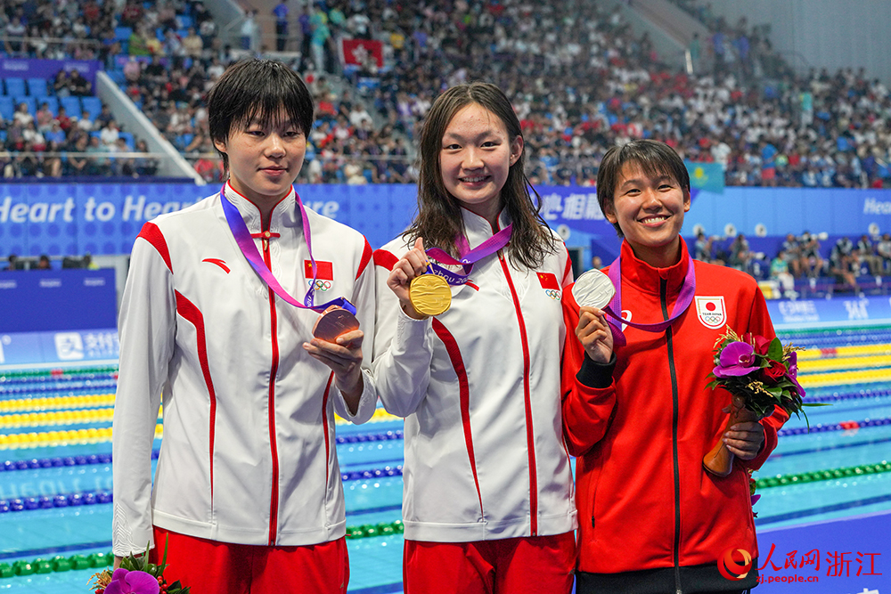 9月29日，杭州亞運會游泳比賽在杭州奧體中心游泳館迎來收官日。中國隊選手李冰潔（中）奪得女子800米自由泳冠軍。人民網 章勇濤攝