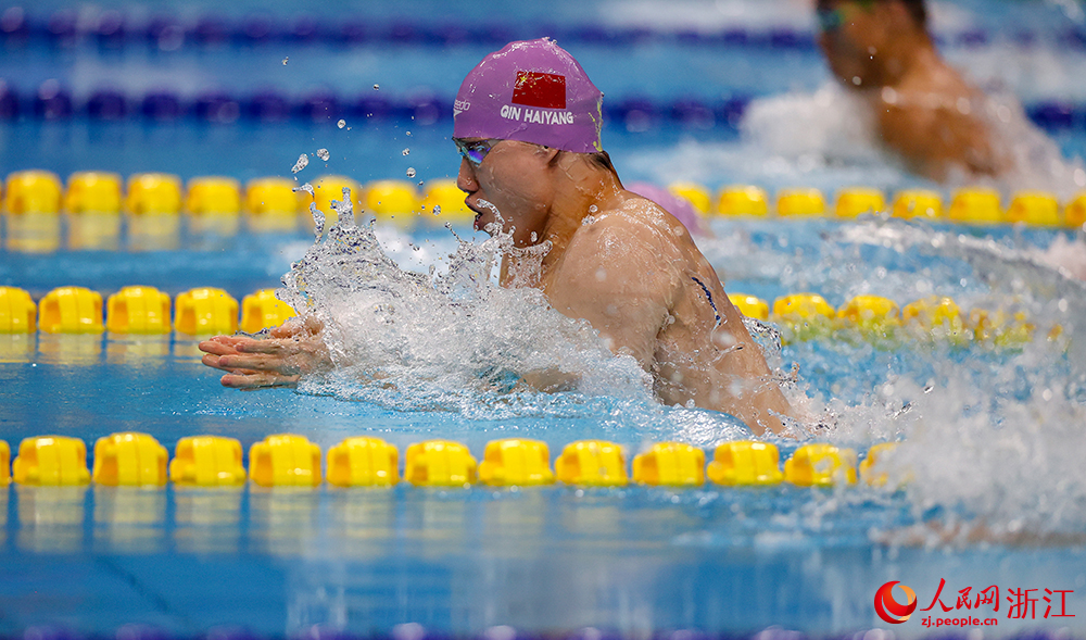 9月29日，杭州亞運會游泳比賽在杭州奧體中心游泳館迎來收官日。中國隊選手覃海洋在男子50米蛙泳決賽中奪得冠軍。人民網 章勇濤攝
