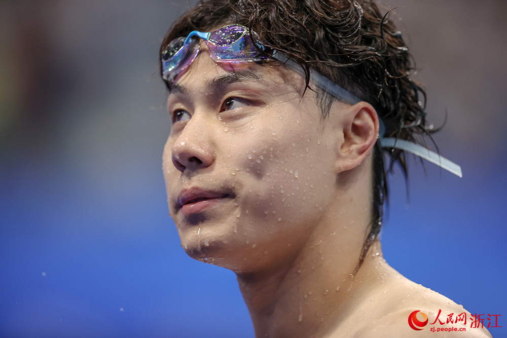 9月29日，杭州亞運會游泳比賽在杭州奧體中心游泳館迎來收官日。中國隊選手覃海洋在男子50米蛙泳決賽中奪得冠軍。人民網 章勇濤攝