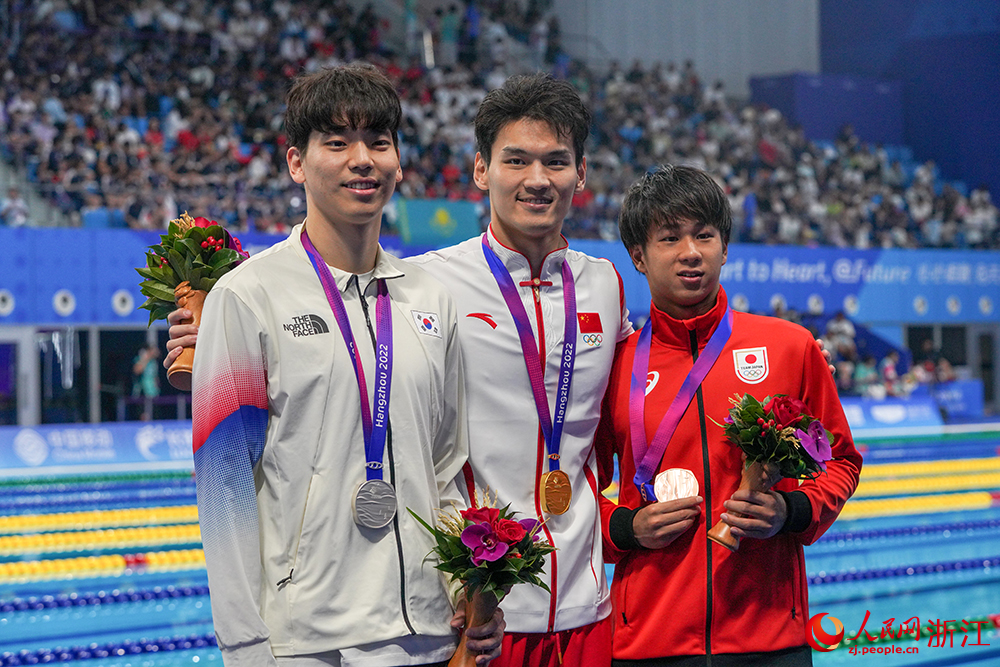 9月29日，杭州亞運會游泳比賽在杭州奧體中心游泳館迎來收官日。中國隊選手徐嘉余（中）在男子200米仰泳決賽中奪得冠軍。人民網 章勇濤攝