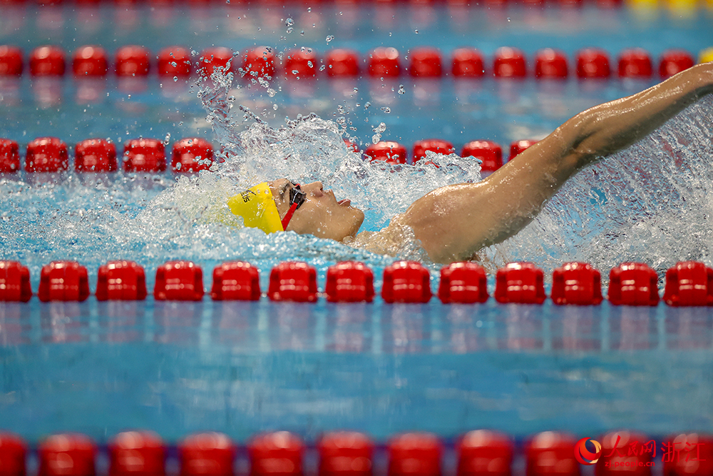 9月29日，杭州亞運會游泳比賽在杭州奧體中心游泳館迎來收官日。中國隊選手徐嘉余在男子200米仰泳決賽中奪得冠軍。人民網 章勇濤攝
