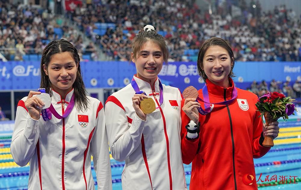 9月29日，杭州亞運會游泳比賽在杭州奧體中心游泳館迎來收官日。中國隊選手張雨霏（中）在女子50米蝶泳決賽中奪得冠軍。人民網 章勇濤攝