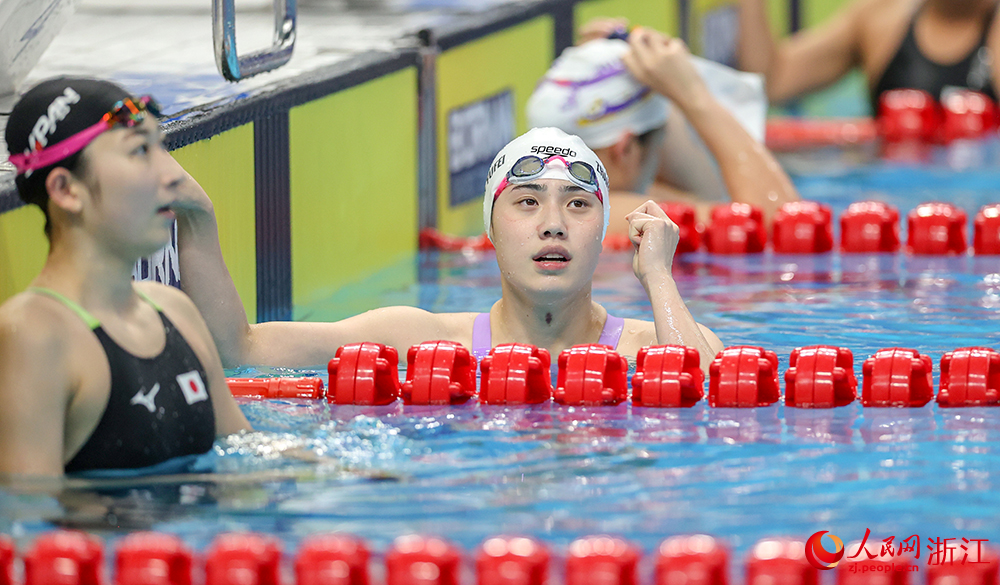 9月29日，杭州亞運會游泳比賽在杭州奧體中心游泳館迎來收官日。中國隊選手張雨霏在女子50米蝶泳決賽中奪得冠軍。人民網 章勇濤攝