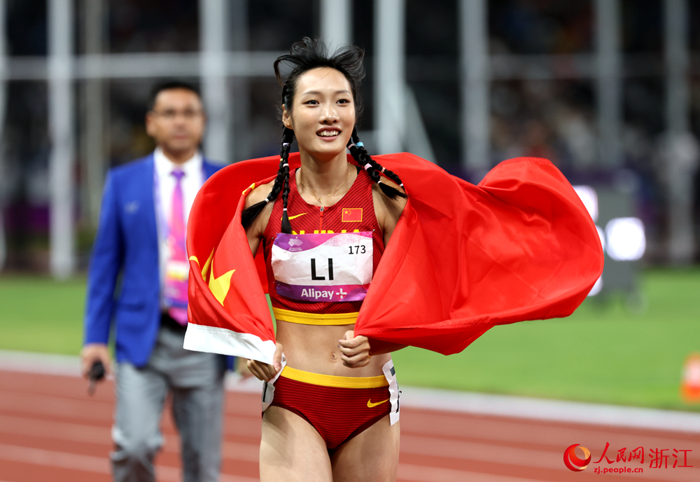 李玉婷比赛后庆祝。人民网 陈陆洵摄