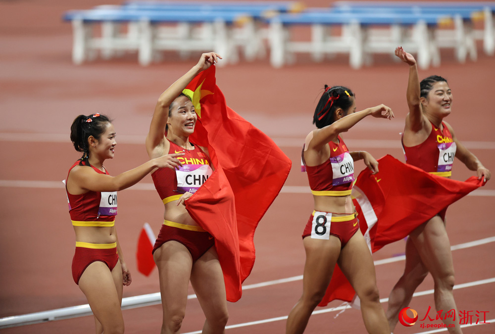10月3日，中国队夺冠后庆祝。人民网 章勇涛摄