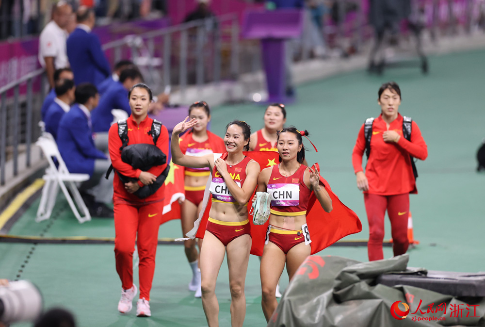 10月3日，中国队夺冠后庆祝。人民网 章勇涛摄