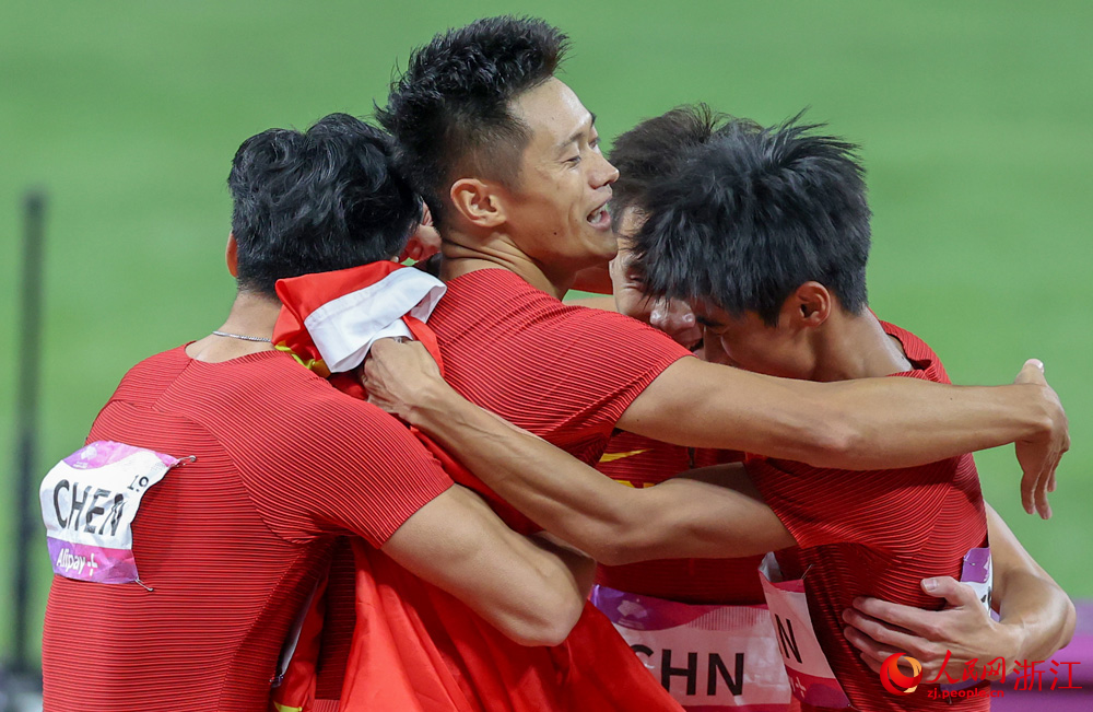 10月3日，中國隊奪冠后，隊友擁抱謝震業。人民網 章勇濤攝