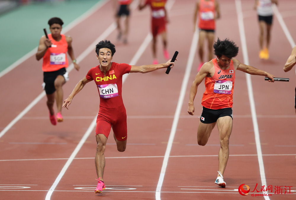10月3日，中國隊在男子4×100米接力決賽中沖刺。人民網 章勇濤攝