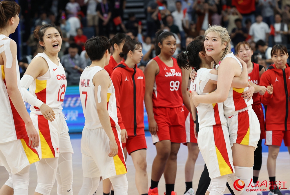 中國女籃隊員慶祝比賽勝利。人民網 章勇濤攝