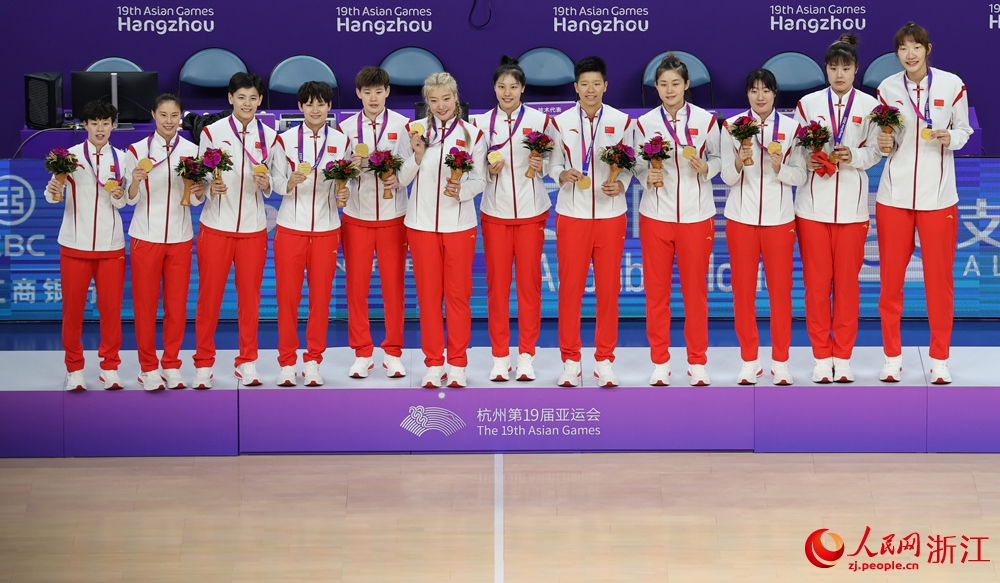中國女籃隊員登上最高領獎台。人民網 章勇濤攝