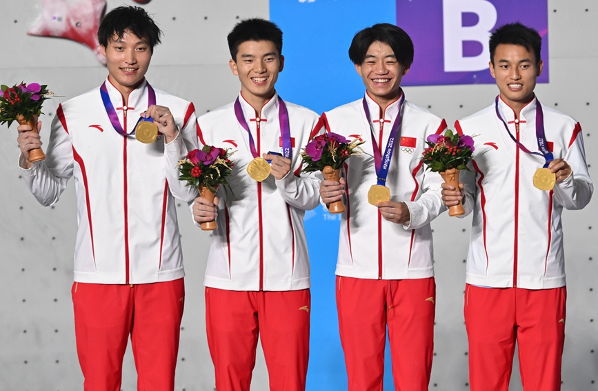男子团体速度接力赛，中国队获得冠军。杭州亚组委供图