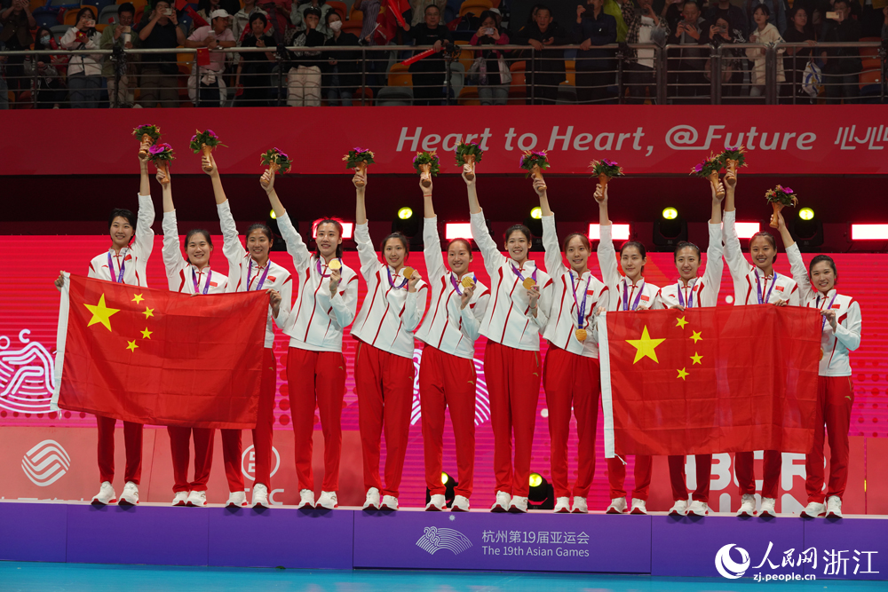 中国女排队员登上领奖台。人民网 章勇涛摄