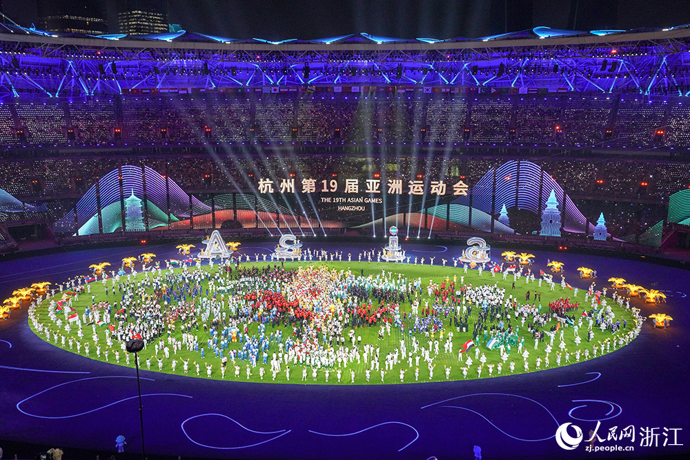10月8日，杭州第19屆亞洲運動會閉幕式，各國運動員齊聚現場。人民網 章勇濤攝